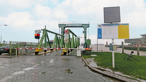 Bild vom alten Fähranleger an der Geestemündung Bremerhaven mit geschlossener Schranke